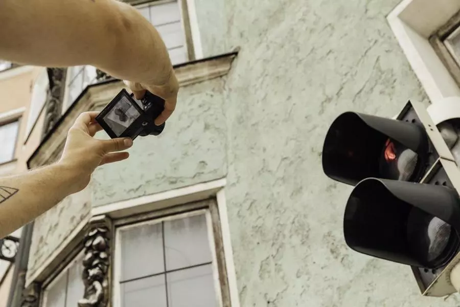 Wykorzystaj swój smartfon do zdalnego fotografowania oraz edycji i udostępniania zdjęć w podróży. Aparat Canon PowerShot G7 X Mark III utrzymuje stałą łączność Bluetooth i przesyła pliki za pośrednictwem sieci Wi-Fi. Aplikacja Canon Camera Connect umożliwia zdalne filmowaAparat Canon PowerShot G7X Mark III czarnynie i fotografowanie.